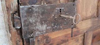 Puerta antigua de madera con cerrojo