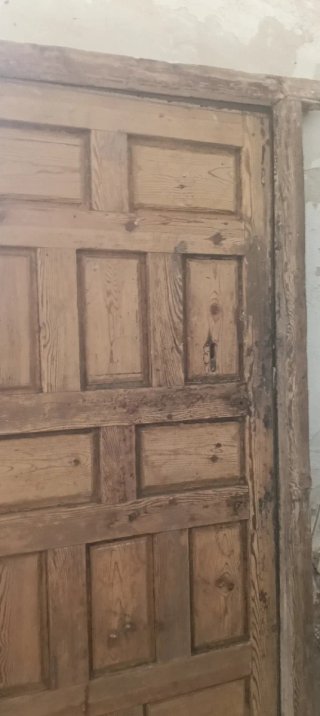 Puerta antigua de madera con cerrojo