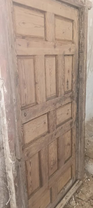 Puerta antigua de madera con cerrojo