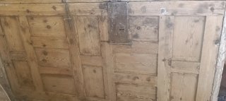 Puerta antigua de madera con cerrojo