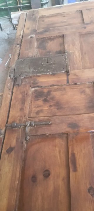 Puerta antigua de madera con cerrojo