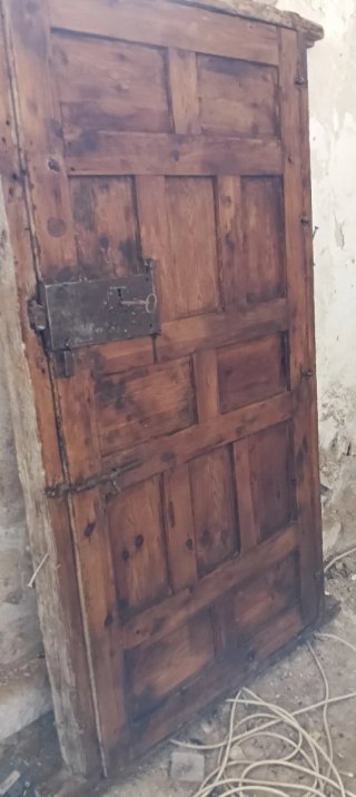 Puerta antigua de madera con cerrojo