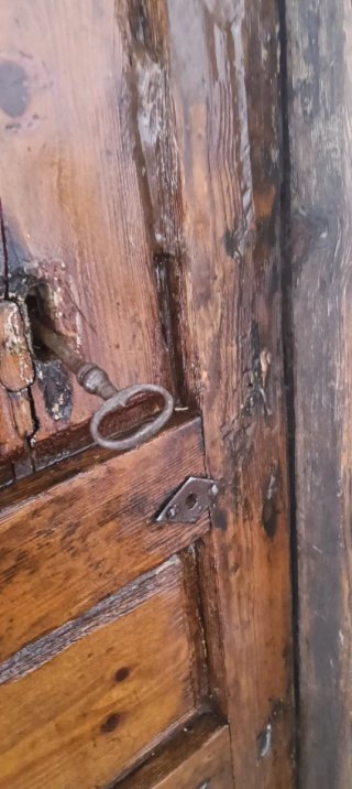 Puerta antigua de madera con cerrojo