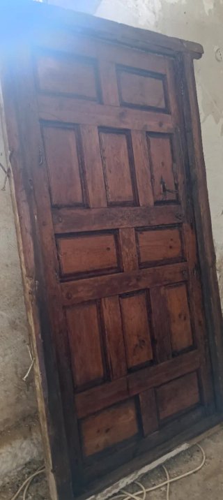 Puerta antigua de madera con cerrojo