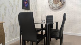 Mesa de comedor cristal + 6 sillas negras
