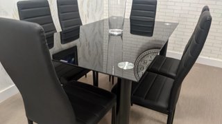 Mesa de comedor cristal + 6 sillas negras