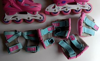 LOTE PATINES 4 RUEDAS NIÑO PROTECCIONES y CASCO