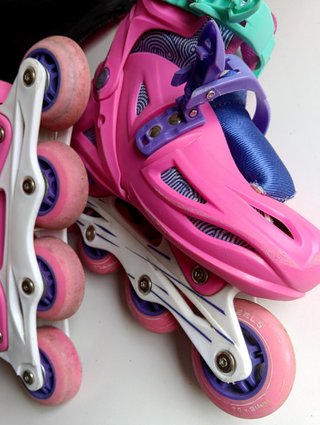 LOTE PATINES 4 RUEDAS NIÑO PROTECCIONES y CASCO