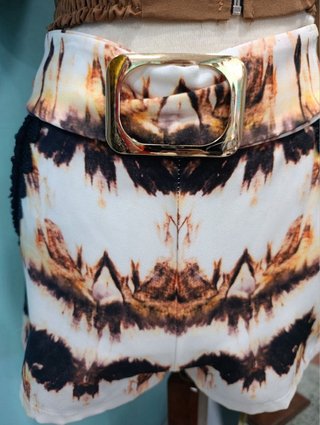Shorts con cinturón estampado