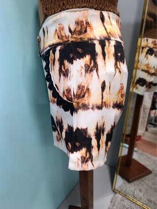 Shorts con cinturón estampado
