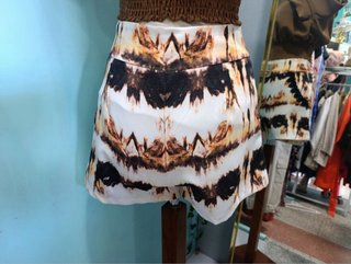 Shorts con cinturón estampado
