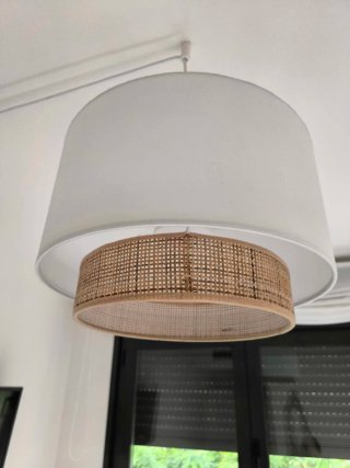 Lámpara de techo KaveHome tela blanca y ratán.
