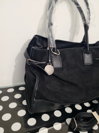 Bolso Negro con Correa Ajustable