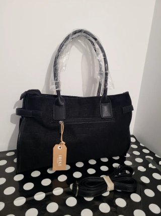 Bolso Negro con Correa Ajustable