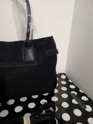 Bolso Negro con Correa Ajustable