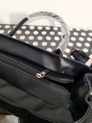 Bolso Negro con Correa Ajustable
