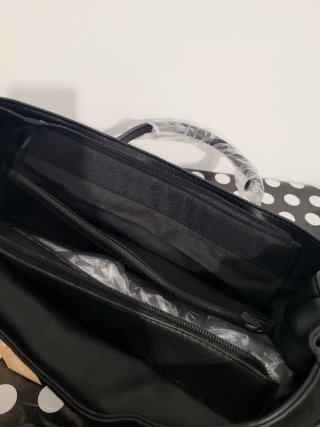 Bolso Negro con Correa Ajustable