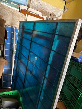 Tavolo blu in metallo e plastica