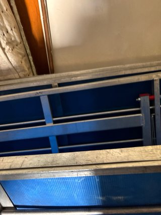 Tavolo blu in metallo e plastica