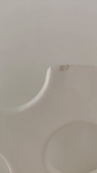 Plato decorativo blanco con agujeros