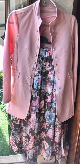 Rebajadísimo Conjunto falda flores y chaqueta rosa