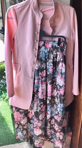 Rebajadísimo Conjunto falda flores y chaqueta rosa