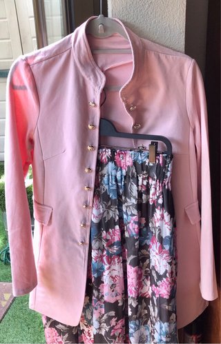 Rebajadísimo Conjunto falda flores y chaqueta rosa