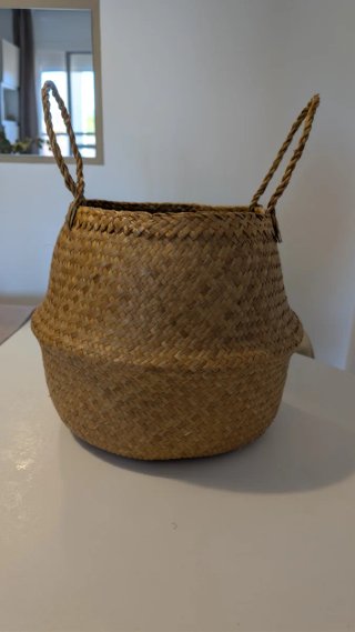 Cesta de mimbre redonda con asas
