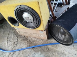 Subwoofer JBL con etapa