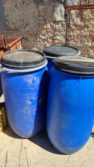 Bidones de plástico con cierre ballesta