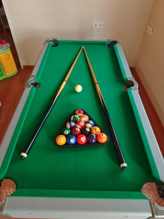 Mesa de billar con accesorios