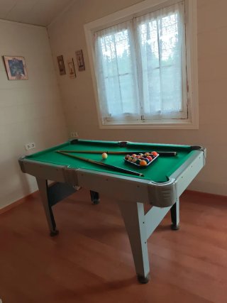 Mesa de billar con accesorios