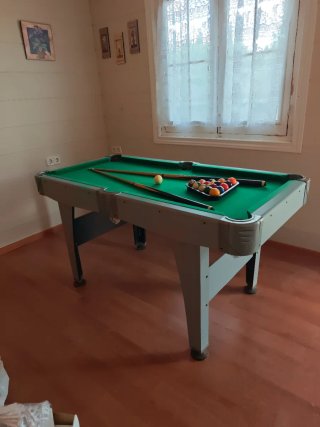 Mesa de billar con accesorios