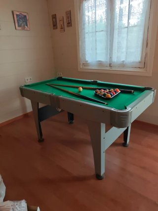 Mesa de billar con accesorios