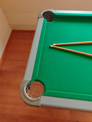 Mesa de billar con accesorios