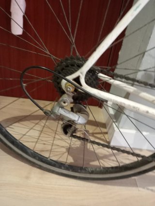 Bicicleta de carretera blanca