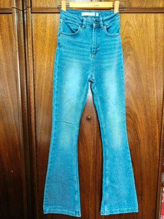 Pantalones vaqueros acampanados azules
