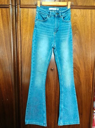 Pantalones vaqueros acampanados azules
