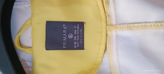 Chubasquero amarillo con capucha