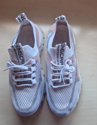 Zapatillas deportivas blancas y rosas