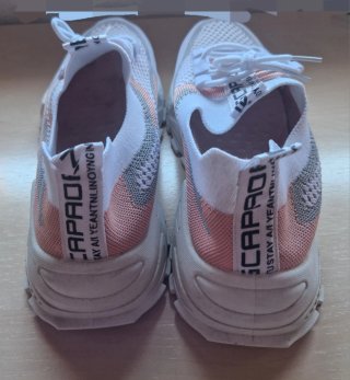 Zapatillas deportivas blancas y rosas