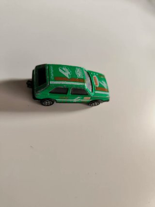 Coche a escala verde golf GTI de majorette