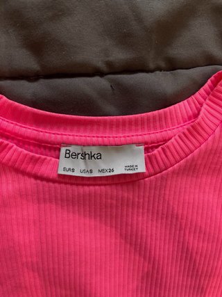 Camiseta Bershka fucsia talla S sin usar