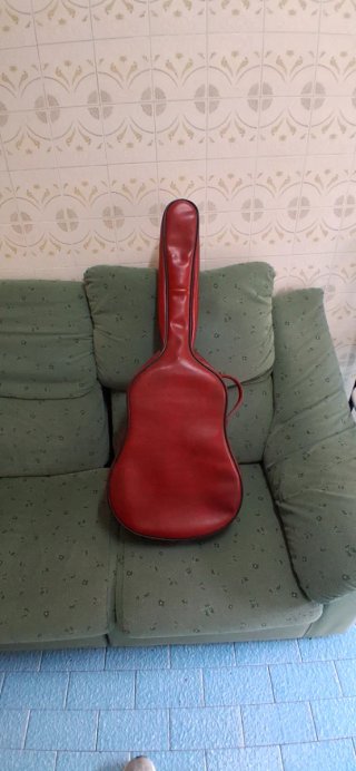 Guitarra Clásica con Funda Roja