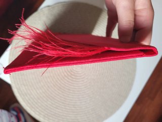 Bolso fiesta antelina rojo con plumas