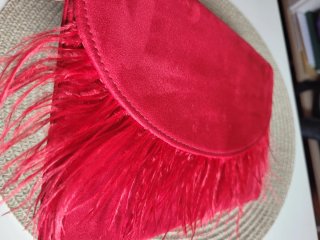 Bolso fiesta antelina rojo con plumas