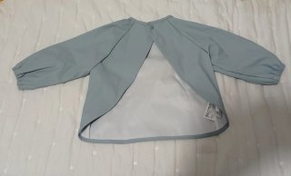 Babero impermeable con monos en bici.Nuevo.