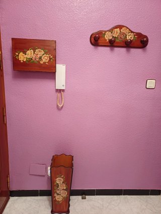 Perchero, paraguero y caja decorada