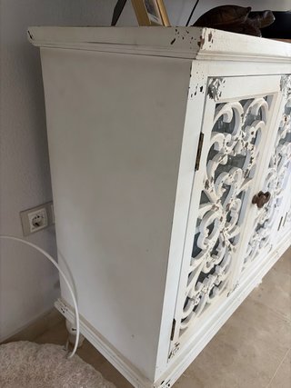 Mueble buffet blanco con puertas de cristal