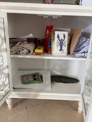 Mueble buffet blanco con puertas de cristal